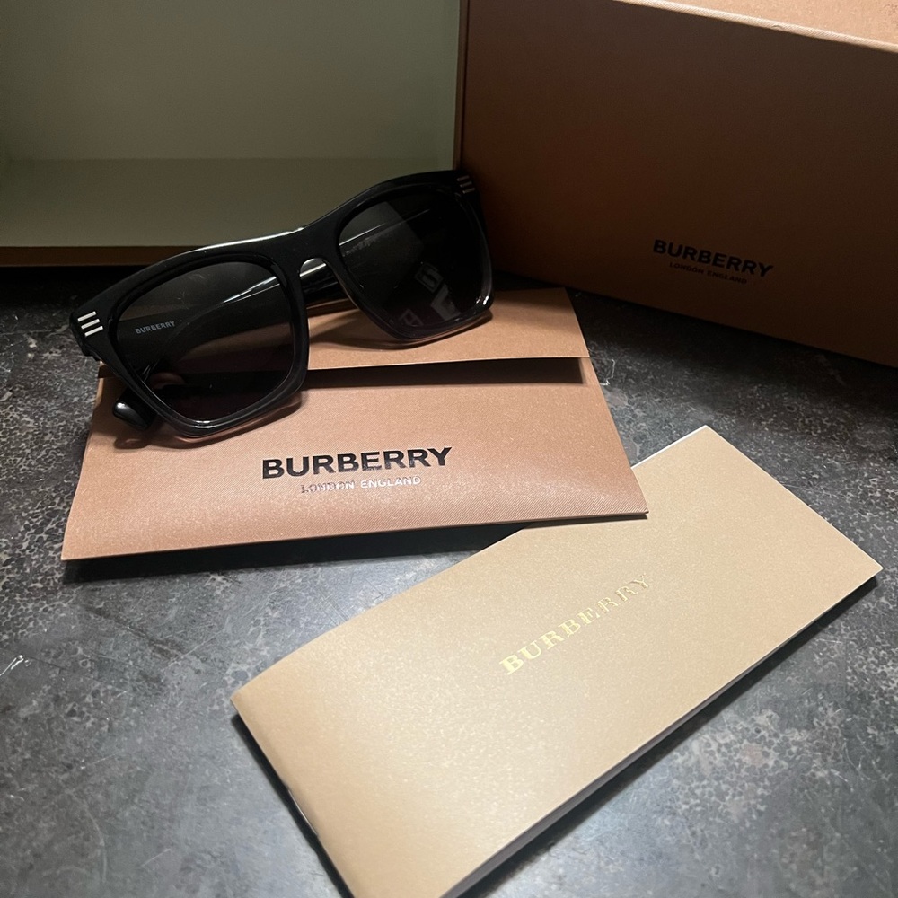 Burberry - Picture 3 of 4